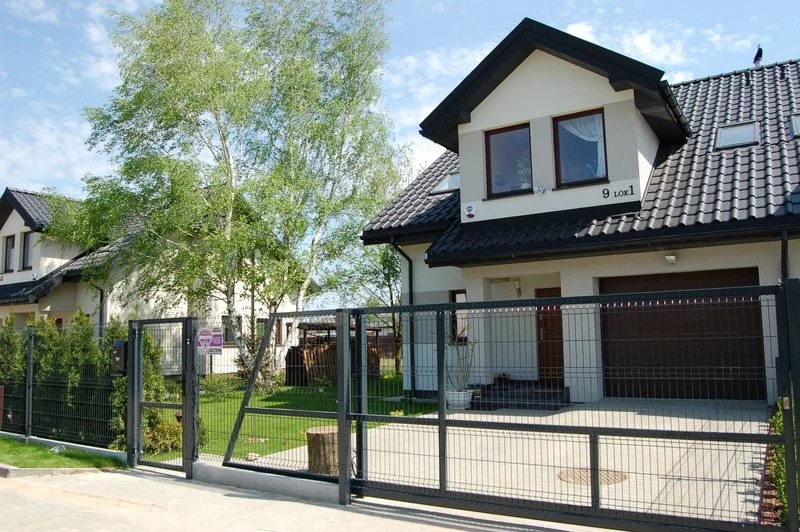 2013 Osiedle domów jednorodzinnych w zabudowie bliźniaczej, Sadowa, Łomianki.