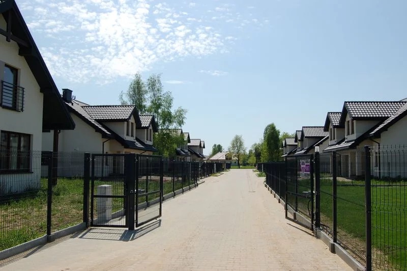 2012 Osiedle budynków jednorodzinnych, Sadowa Łomianki.