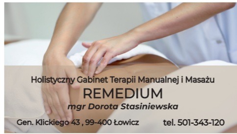 Dłonie terapeuty uciskają plecy leżącej osoby na kozetce; w dolnej części kadru widoczny beżowy pasek z danymi kontaktowymi gabinetu terapii manualnej 'REMEDIUM' w Łowiczu.