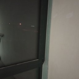 JarBud - Fragment ściany z zamontowaną płytą kartonowo-gipsową, widoczne łączenie płyt i szpachlowanie.