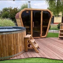 Zagospodarowanie ogrodu:
- sauna trapezowa
- schładzacz po kąpieli saunowej
- balia ogrodowa
- taras
