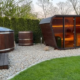 Zagospodarowanie ogrodu:
- sauna trapezowa
- schładzacz po kąpieli saunowej
- balia ogrodowa 
- basen okrągły 6,4m
- taras przy basenie