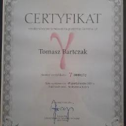 Certyfikat wiedzy ubezpieczeniowej na poziomie Gamma wydany przez Ergo Hestia dla Tomasza Bartczaka, z datą ważności do 31 stycznia 2027 roku.