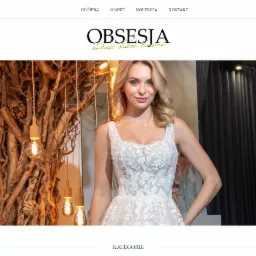 Kobieta w białej sukni ślubnej z kwadratowym dekoltem na tle dekoracji z gałęzi i żarówek edisona, widoczny fragment strony internetowej z logo 'Obsesja Suknie Ślubne Osnow'
