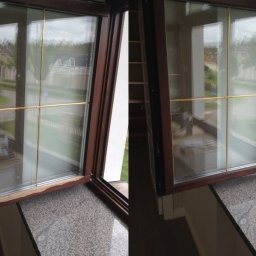 SERWIS I RENOWACJA „ANTA” - Okna PCV przed i po renowacji w Poznaniu. Brązowa rama, widoczne uszkodzenia przed naprawą, gładka powierzchnia po. Widok na zewnątrz, budynki i zieleń.