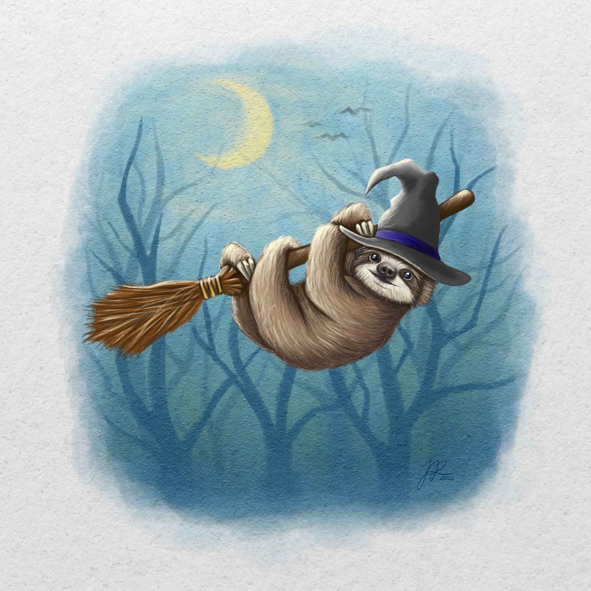 Ilustracja cyfrowa przedstawiająca leniwca w czapce czarownicy lecącego na miotle na tle nocnego nieba z księżycem i drzewami.