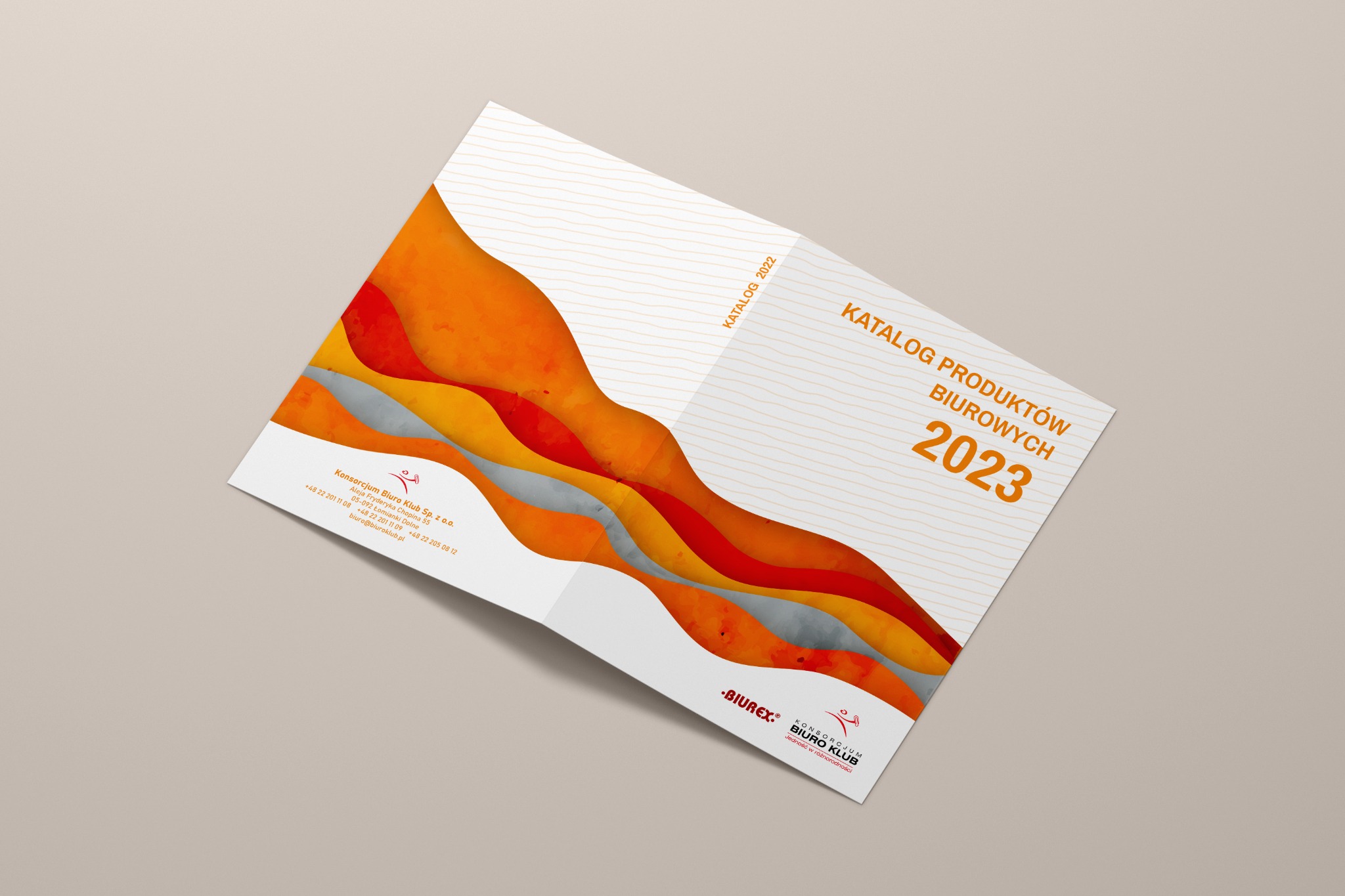 Otwarty katalog produktów biurowych na rok 2023, z abstrakcyjnym pomarańczowo-szarym wzorem na okładce i logo firmy Biurex