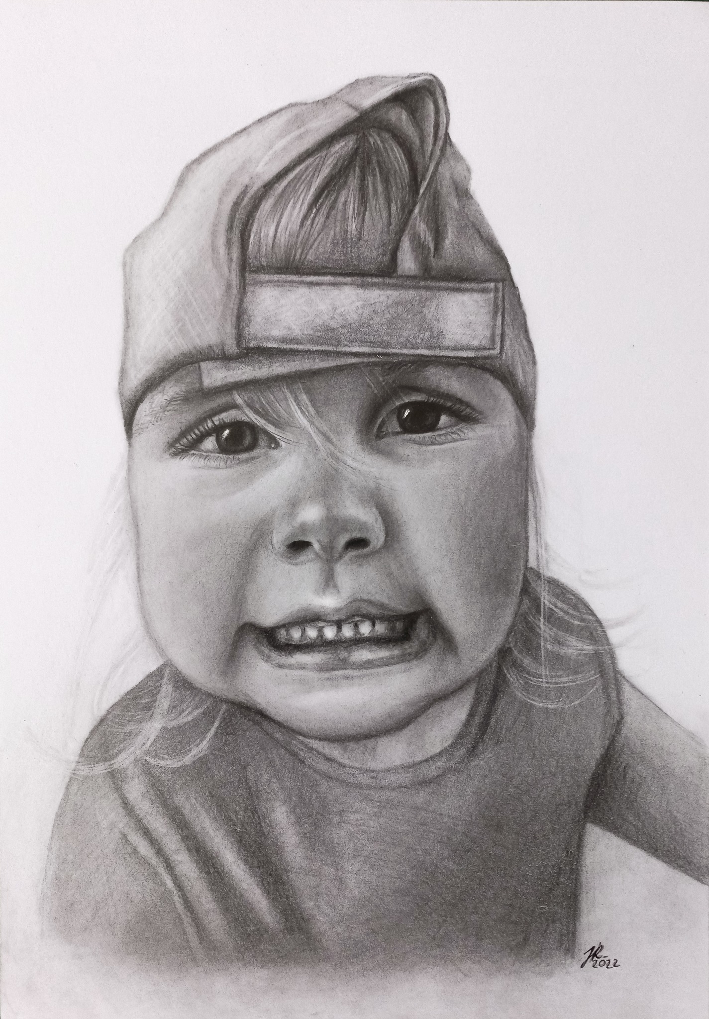 Portret ołówkiem małej dziewczynki w czapce z daszkiem, z ekspresją na twarzy, widoczne detale cieniowania i faktury papieru.