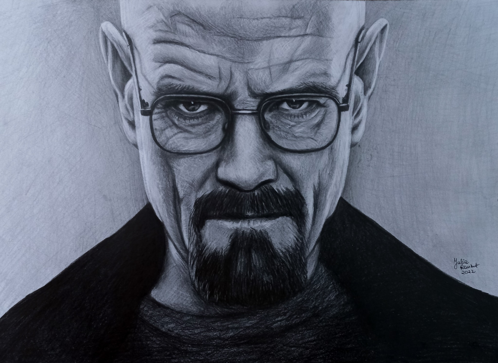 Czarno-biały portret mężczyzny w okularach, wykonany techniką rysunku ołówkiem, z widoczną fakturą papieru.