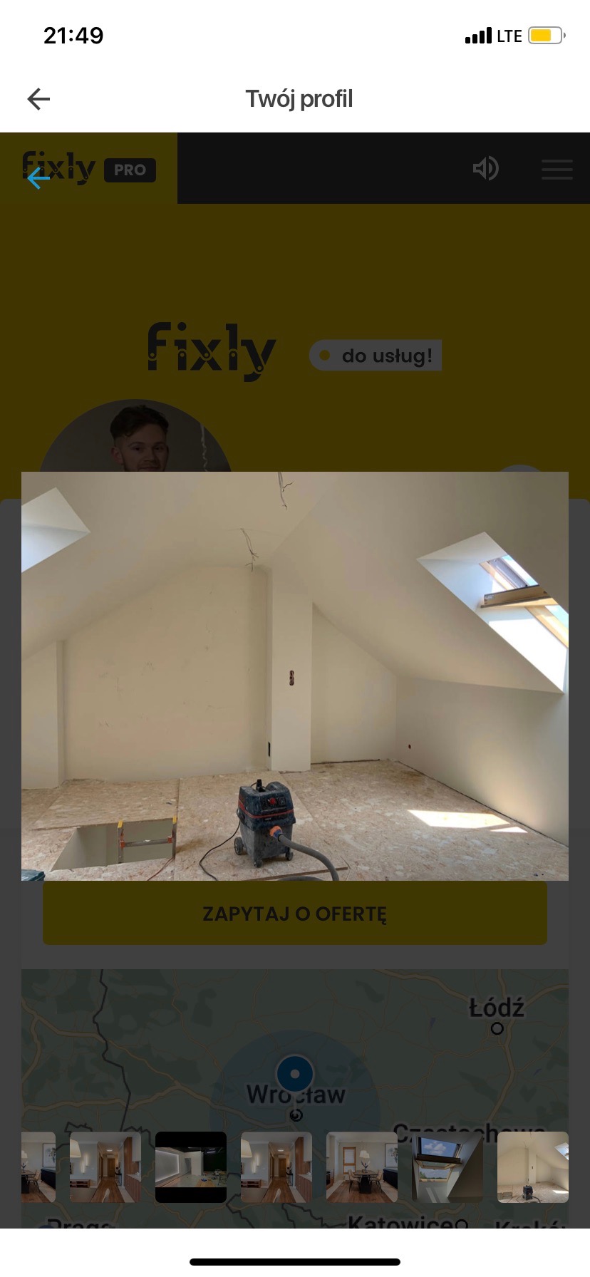 Poddasze w trakcie przygotowania do prac wykończeniowych, widoczna surowa podłoga z płyt OSB, ściany po wstępnym wyrównaniu, odkurzacz przemysłowy zbierający pył.