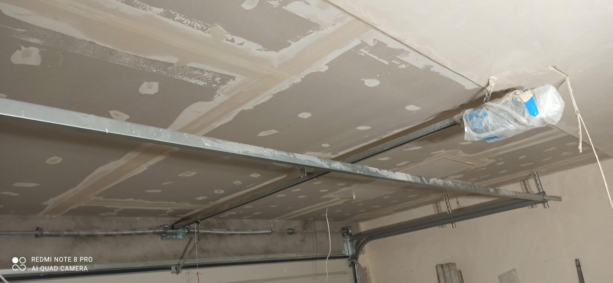 Sufit podwieszany nad bramą garazowa