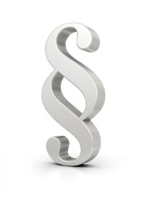 Srebrny symbol paragrafu, ustawiony pionowo na białym tle, rzucający delikatny cień.