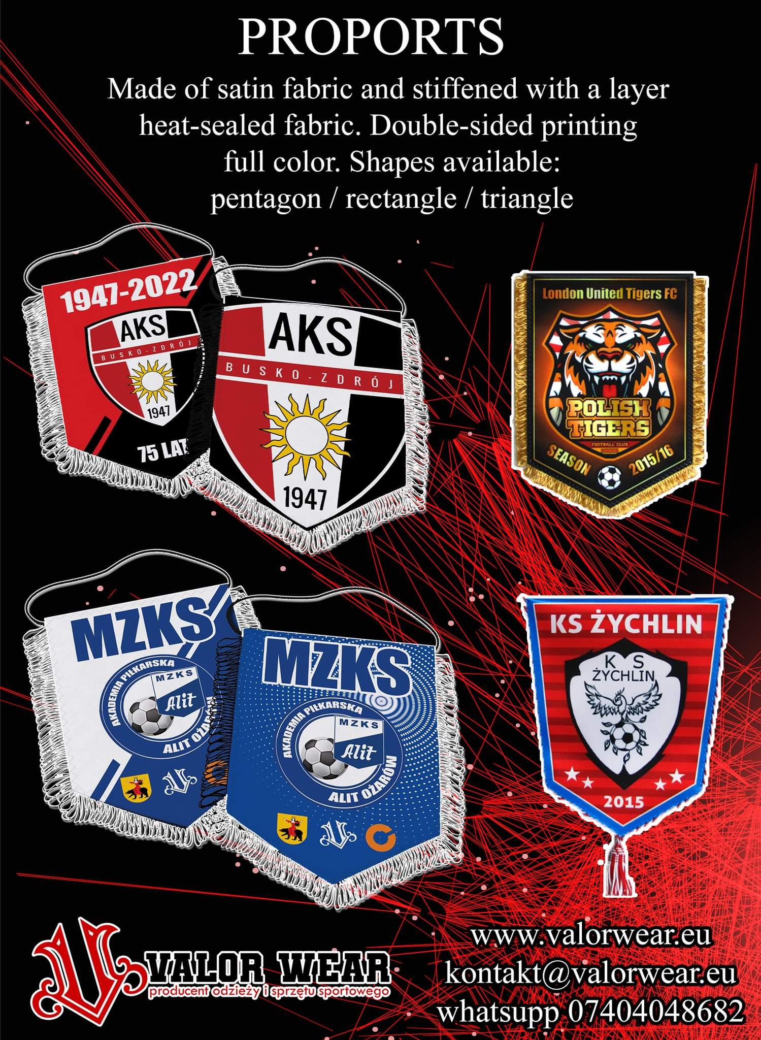 Kolekcja klubowych proporczyków sportowych wykonanych z satyny, z nadrukami herbów, nazw klubów i dat, wykończonych frędzlami, prezentowanych na czarnym tle z czerwonymi liniami.