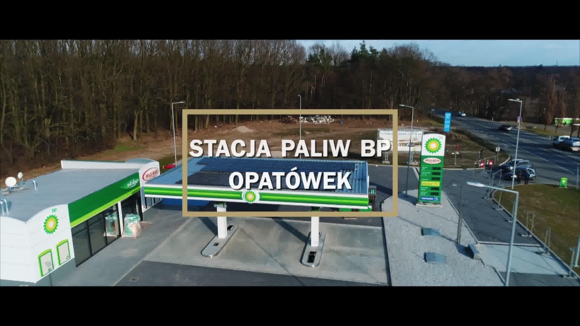 Widok z drona na stację paliw BP w Opatówku z panelami słonecznymi na dachu w słoneczny dzień.