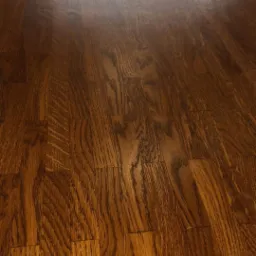 Błyszcząca, świeżo polakierowana podłoga parkietowa z widocznym usłojeniem drewna, sfotografowana pod kątem.