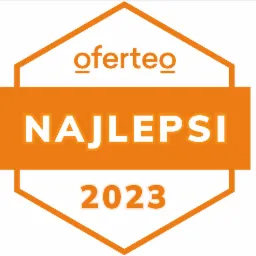 Pomarańczowa odznaka Oferteo Najlepsi 2023 na białym tle.