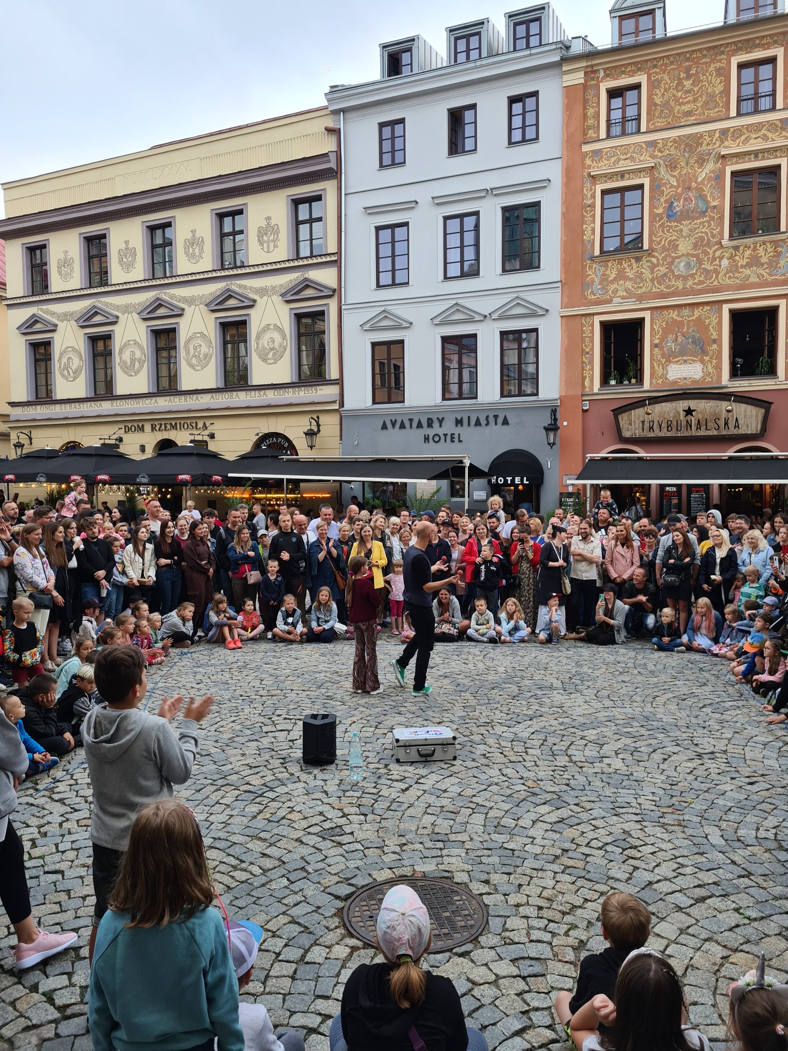 Dostosuje się do każdego miejsca na występ(no może oprócz schowka na miotły :) )