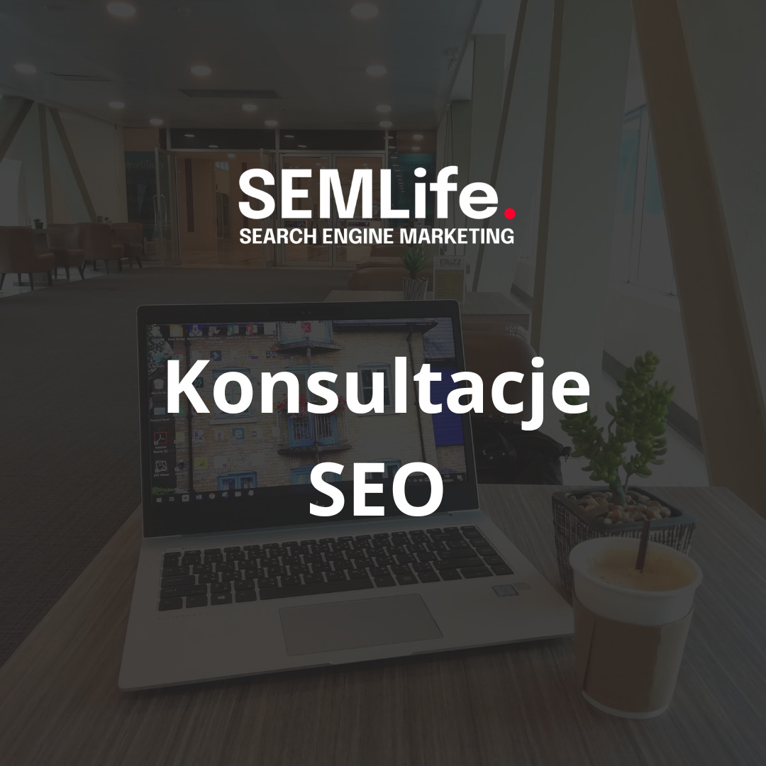Laptop z wyświetlanym napisem 'Konsultacje SEO' na tle biura, obok roślina w doniczce i napój, w tle logo firmy SEMLife.