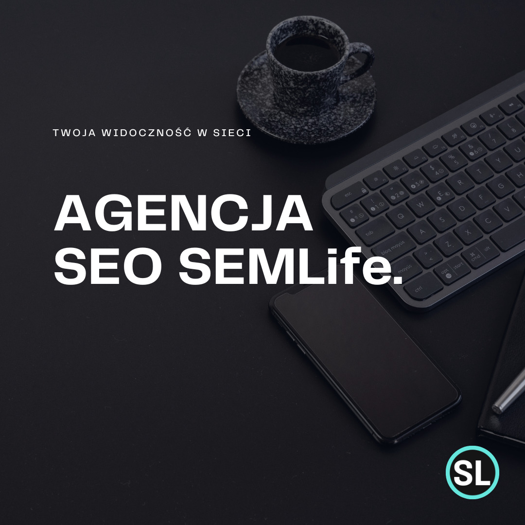 Biurko z czarnym tłem, na którym leżą: filiżanka kawy w czarno-białe plamki, klawiatura, smartfon, notatnik z długopisem oraz logo Agencji SEO SemLife. Widoczny napis: Twoja widoczność w sieci.