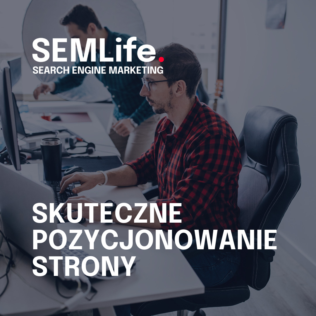 Mężczyzna w okularach i koszuli w kratę pracuje na komputerze, w tle drugi mężczyzna i logo SEMlife z napisem 'Skuteczne pozycjonowanie strony' nałożonym na obraz.