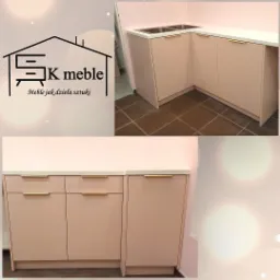 Różowa zabudowa kuchenna z jasnym blatem i złotymi uchwytami, widok z dwóch perspektyw, w tle logo firmy meblowej.