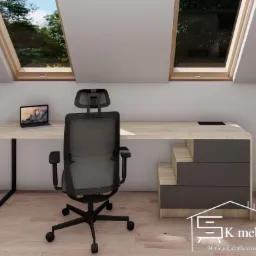 Biurko z blatem drewnianym i czarnymi nogami, połączone z szafką z szufladami, ustawione na poddaszu z widokiem z okna dachowego, czarne krzesło obrotowe, laptop na biurku.