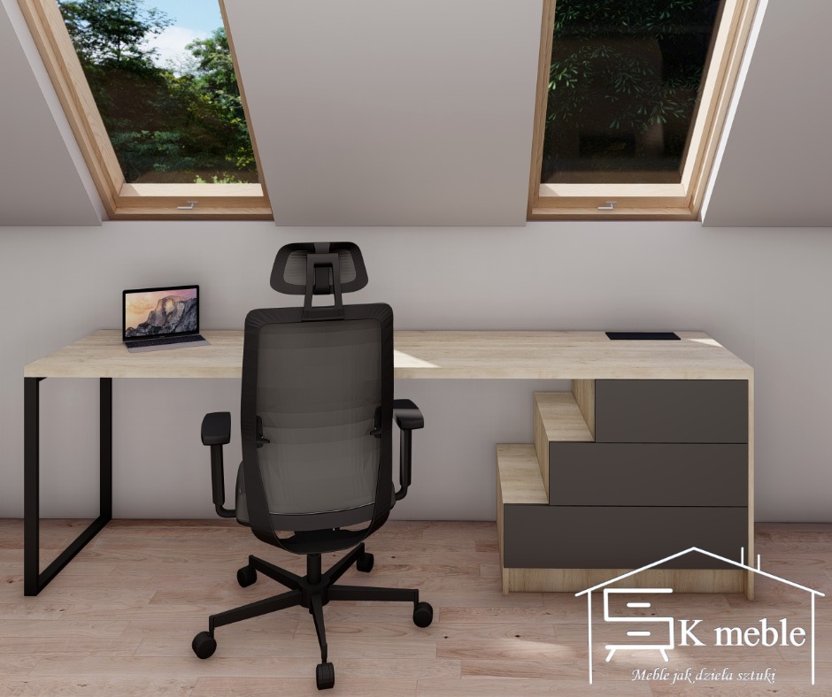 Biurko z blatem drewnianym i czarnymi nogami, połączone z szafką z szufladami, ustawione na poddaszu z widokiem z okna dachowego, czarne krzesło obrotowe, laptop na biurku.