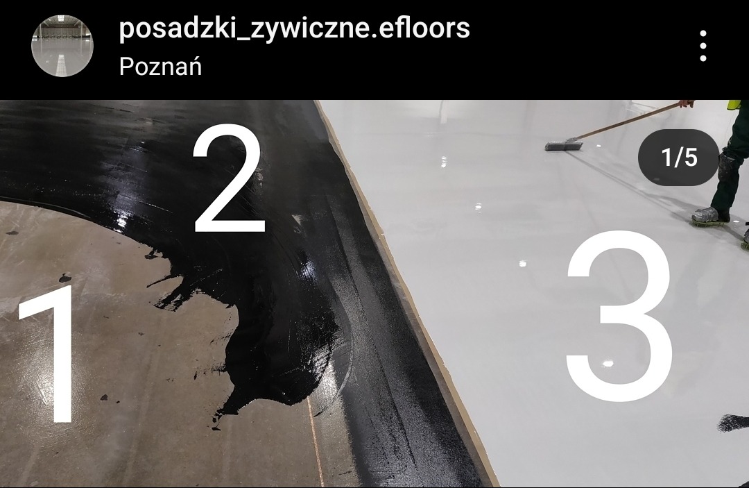 Aplikacja czarnej i białej warstwy na posadzce przemysłowej z zaznaczonymi etapami numerami 1, 2 i 3, widoczna osoba rozprowadzająca białą żywicę za pomocą rakli.