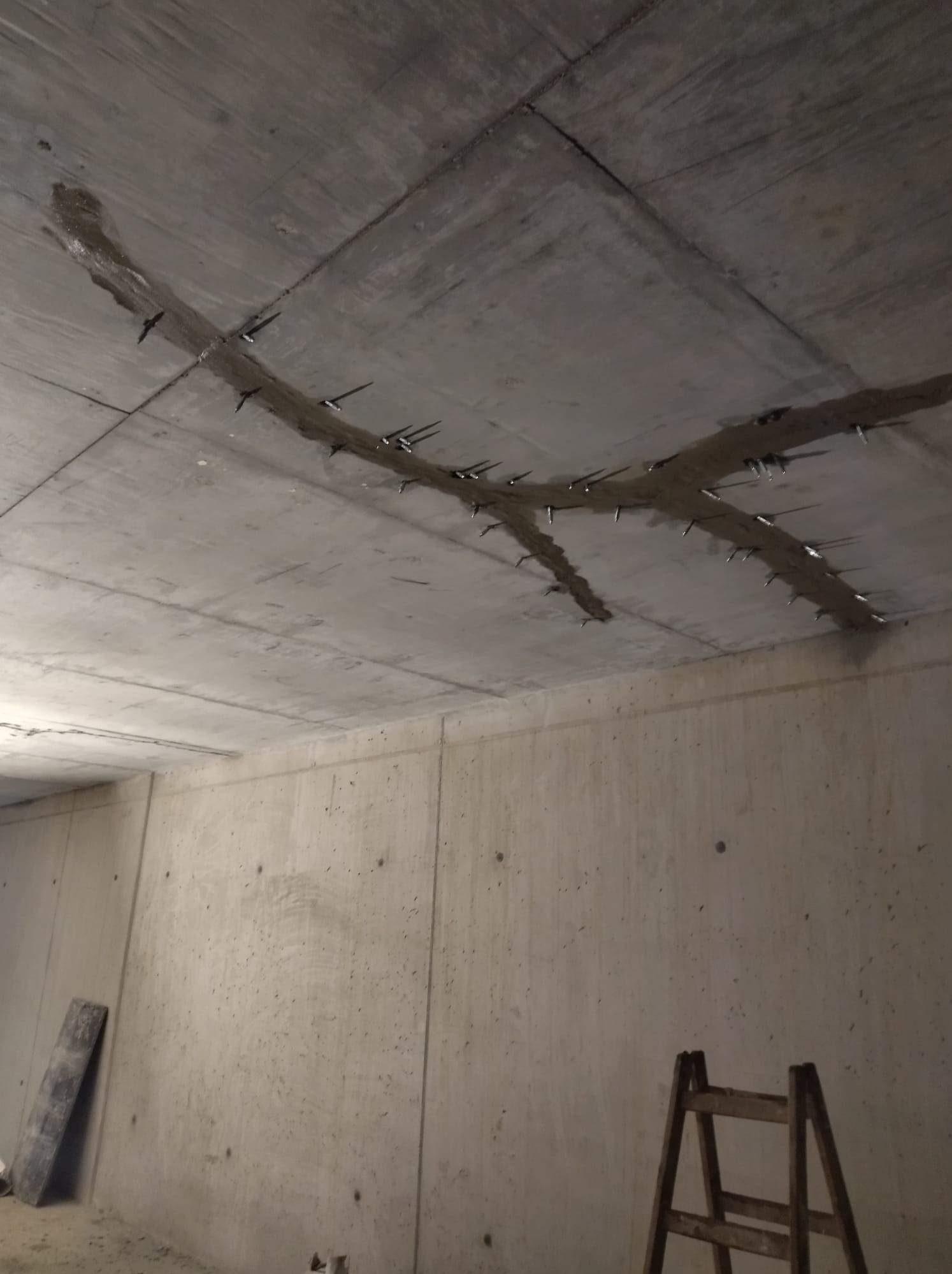 Uszczelnienie pęknięcia w stropie metodą iniekcji ciśnieniowej