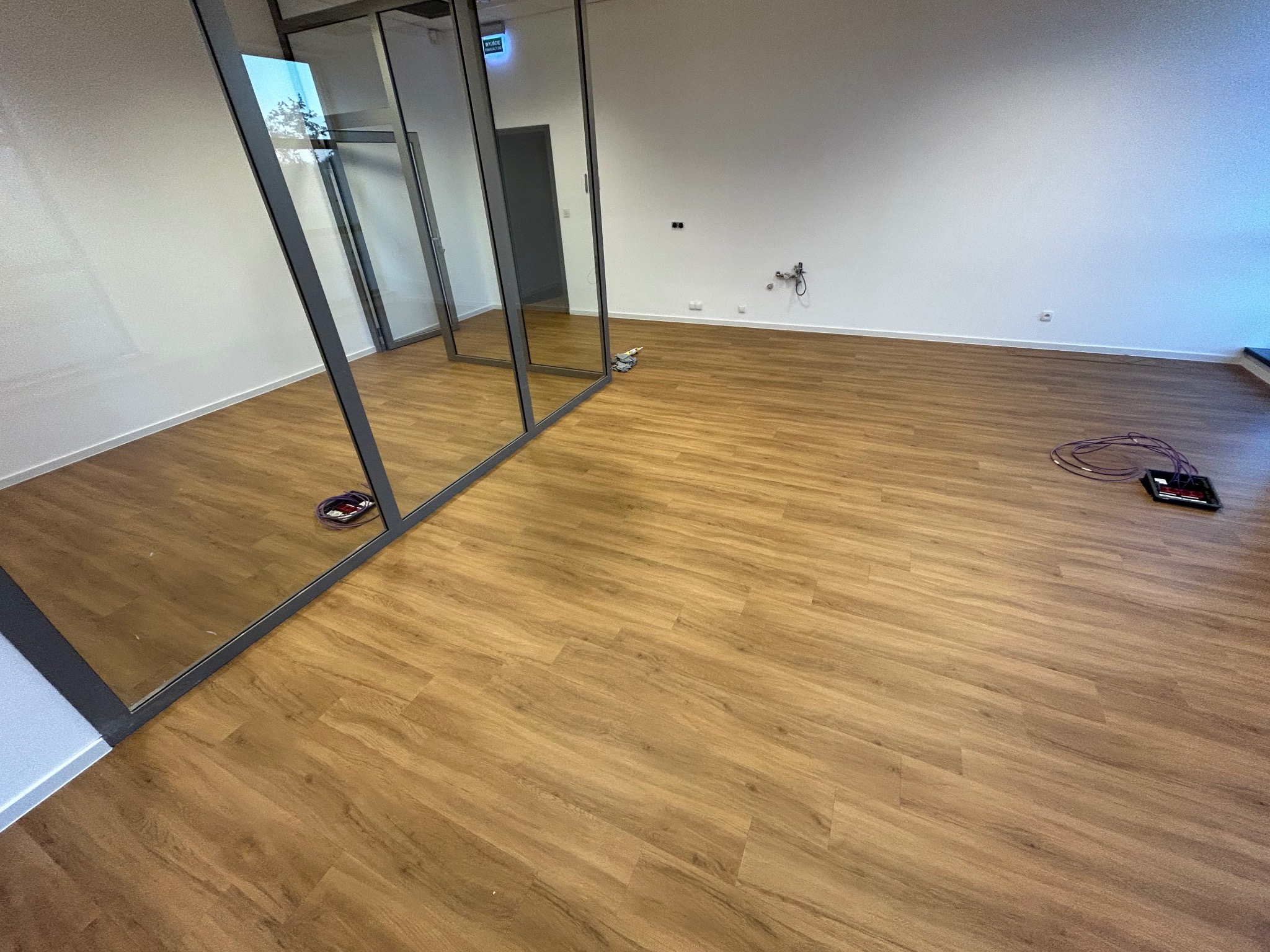 Panele winylowe klejone.