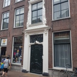 Renowacja drzwi wejściowych w kamienicy w Deventer.