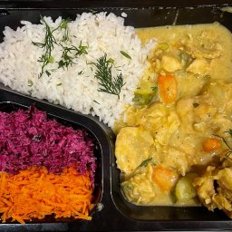 Kurczak w sosie curry, ryż, zestaw surówek