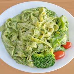 Makaron taglatelle z brokułami i szpinakiem w sosie śmietanowo - czosnkowym