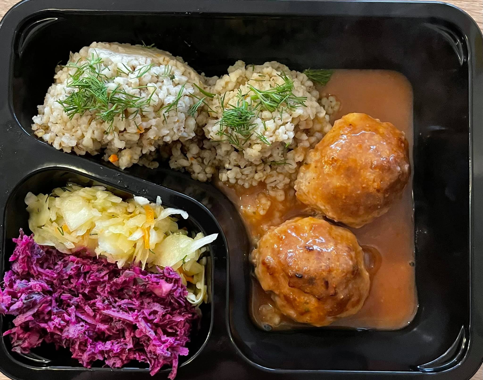 Pulpeciki wieprzowe w sosie pieczeniowym, kasza jęczmienna, zestaw surówek