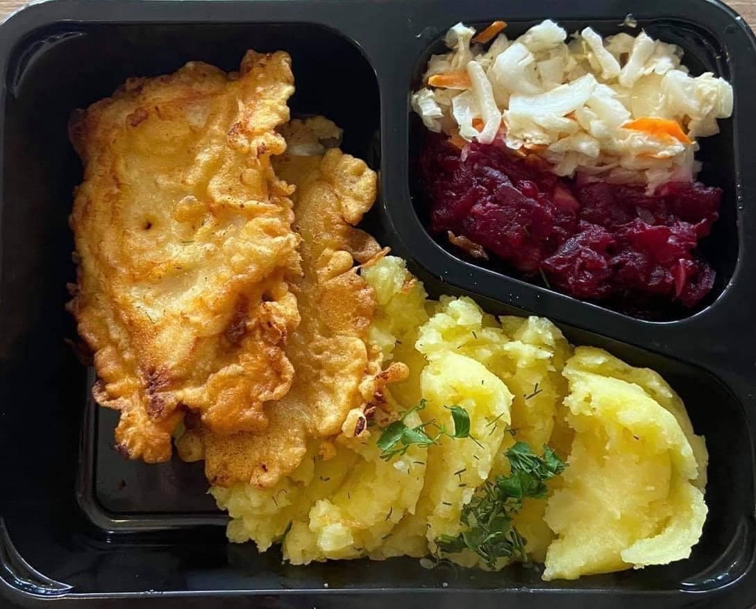 Eskalopki drobiowe, ziemniaki, zestaw surówek