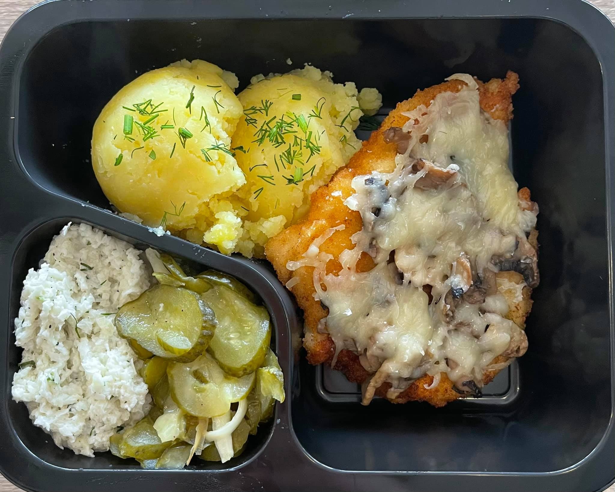 Kotlet po kowalsku z pieczarkami, zapiekany żółtym serem, ziemniaki, zestaw surówek