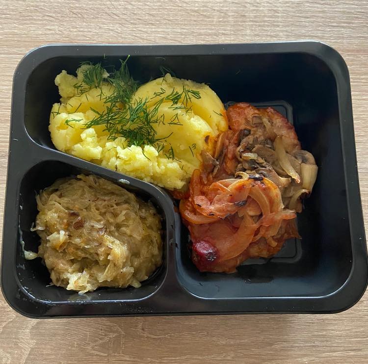 Karczek po cygańsku, ziemniaki, kapusta zasmażana