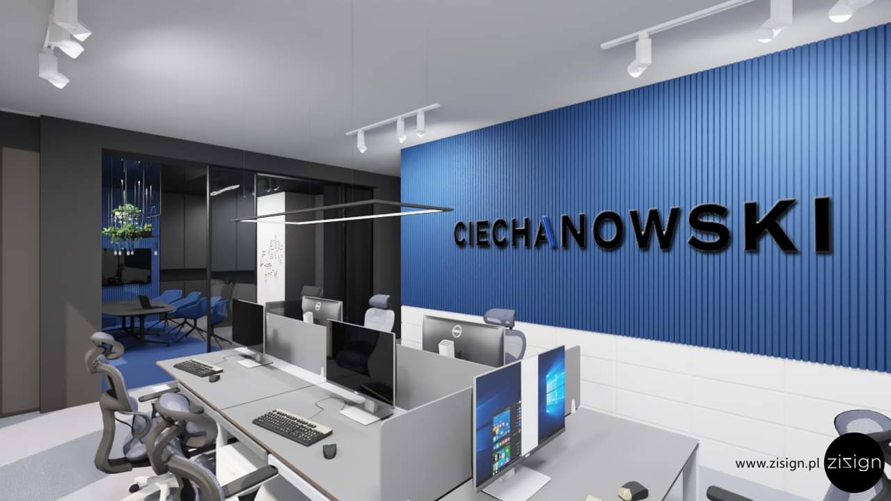 Wizualizacja nowoczesnego biura z niebieską ścianą z pionowymi panelami i czarnym napisem 'CIECHANOWSKI', szare biurka z komputerami i szare krzesła biurowe, w tle przeszklona sala konferencyjna...