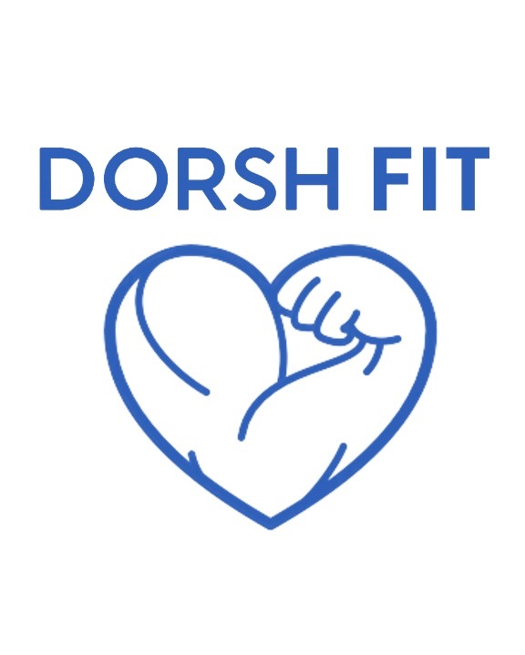 Niebieskie logo 'DORSH FIT' z grafiką serca uformowanego z umięśnionych ramion i dłoni na białym tle, promujące sprawność fizyczną.