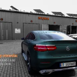 Surowy egzemplarz tytułowej firmy w Gdańsku, SERWIS 77.