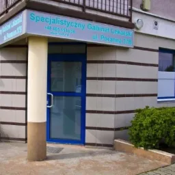 Fasada budynku z szyldem 'Specjalistyczny Gabinet Lekarski ul. Poranna 37B' nad niebieskimi drzwiami wejściowymi, otoczona zielenią.