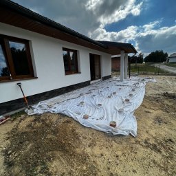 Budowa tarasu i dachu w trakcie 