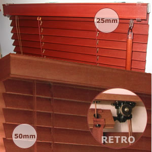 Brązowe żaluzje drewniane z widocznymi detalami konstrukcyjnymi i oznaczeniami rozmiarów lameli 25mm i 50mm oraz napisem RETRO w kółku.