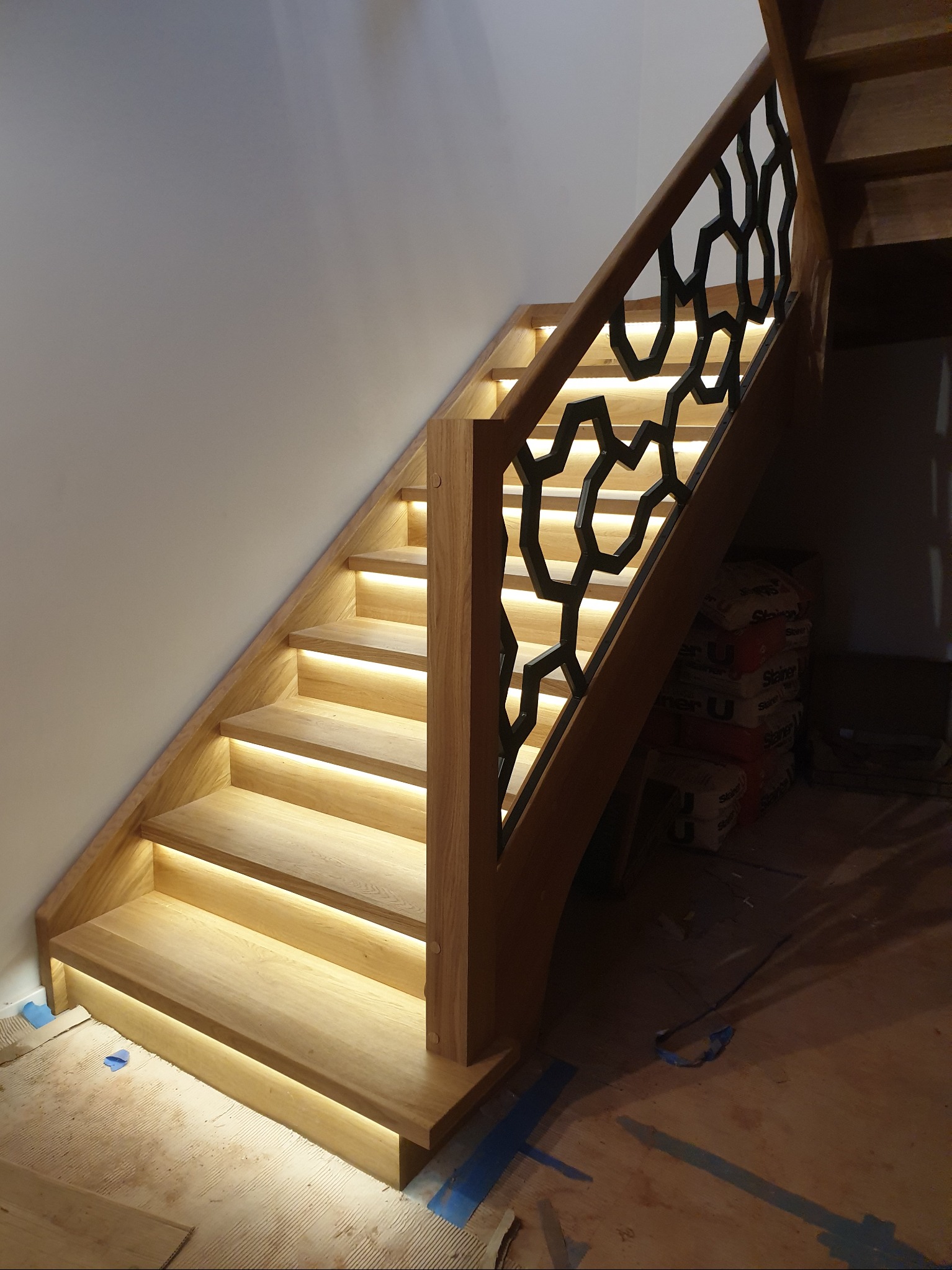 Schody drewniane wraz z balustradą metalową.