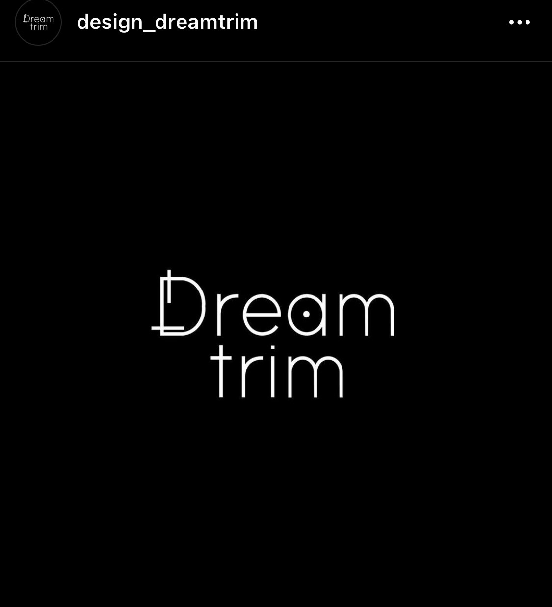 Minimalistyczne logo 'Dream trim' na czarnym tle, z charakterystycznym elementem graficznym w literze 'D' i okrągłym akcentem nad literą 'a'.