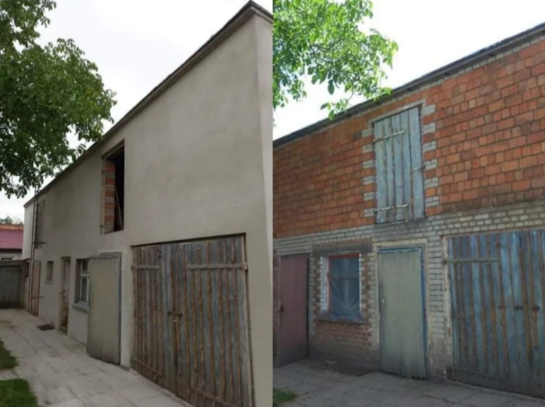 Porównanie: budynek przed i po nałożeniu jasnego tynku maszynowego, widoczne drewniane wrota garażowe i fragmenty ceglanej ściany w otworze okiennym.