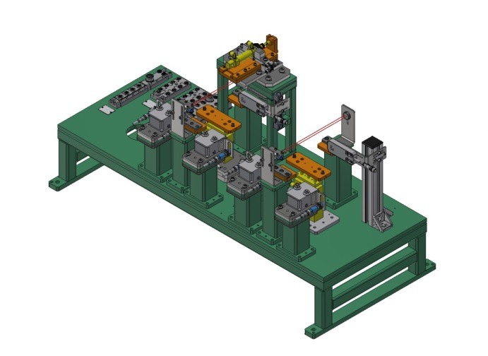 Model 3D stanowiska montażowego z elementami pneumatycznymi, widok izometryczny. Zielona podstawa, szare i żółte elementy mocujące. Czerwona linia lasera.