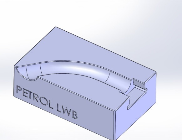 Model 3D bloku z wyżłobieniem w kształcie rury i napisem 'PETROL LWB', prezentowany w perspektywie izometrycznej na białym tle. Projekt CAD/CAM.