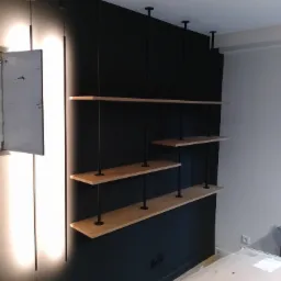 Płyta drewnopodobna w połączeniu z metalowymi okrągłymi polkami