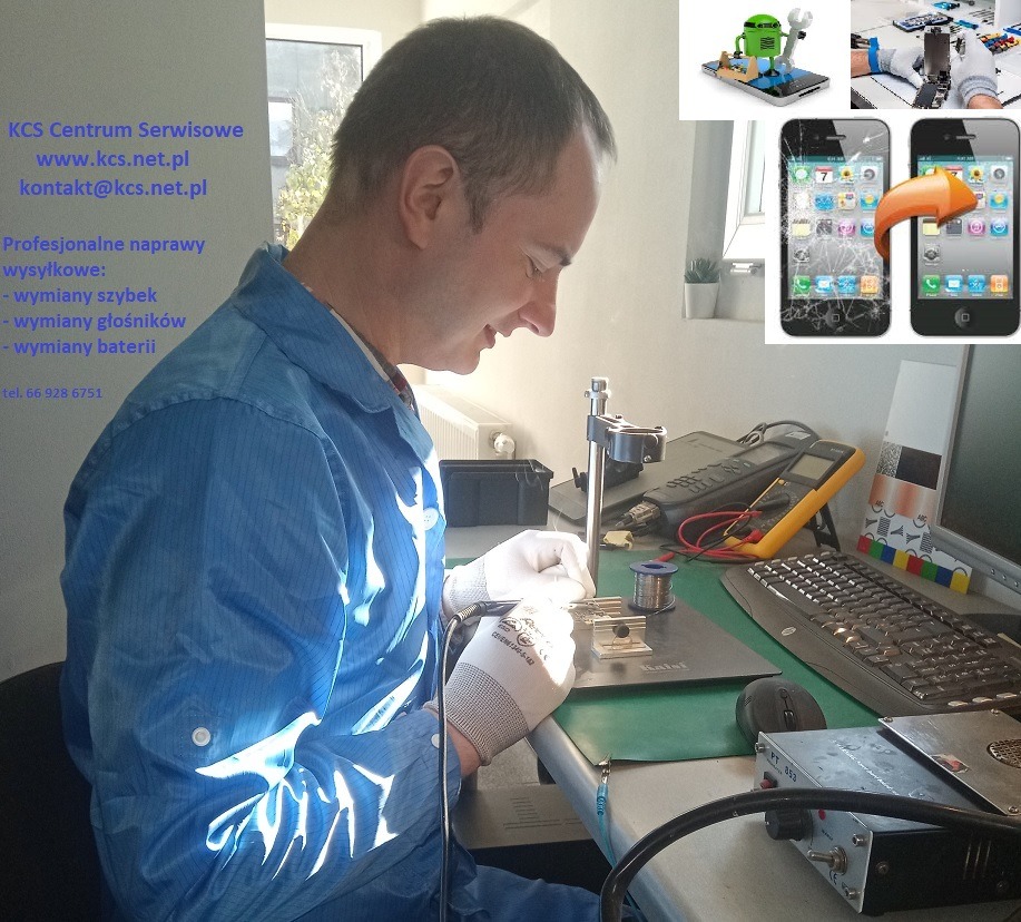 Technik w niebieskim uniformie lutuje element elektroniczny na stole warsztatowym, na którym znajdują się narzędzia, multimetr, klawiatura komputera i grafiki reklamowe z naprawionymi telefonami.